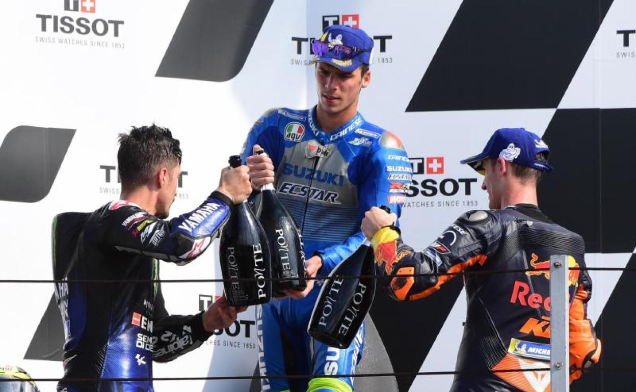 Maverick Viñales (c), con Joan Mir (i) y Pol Espargaró en el podio de Misano. 