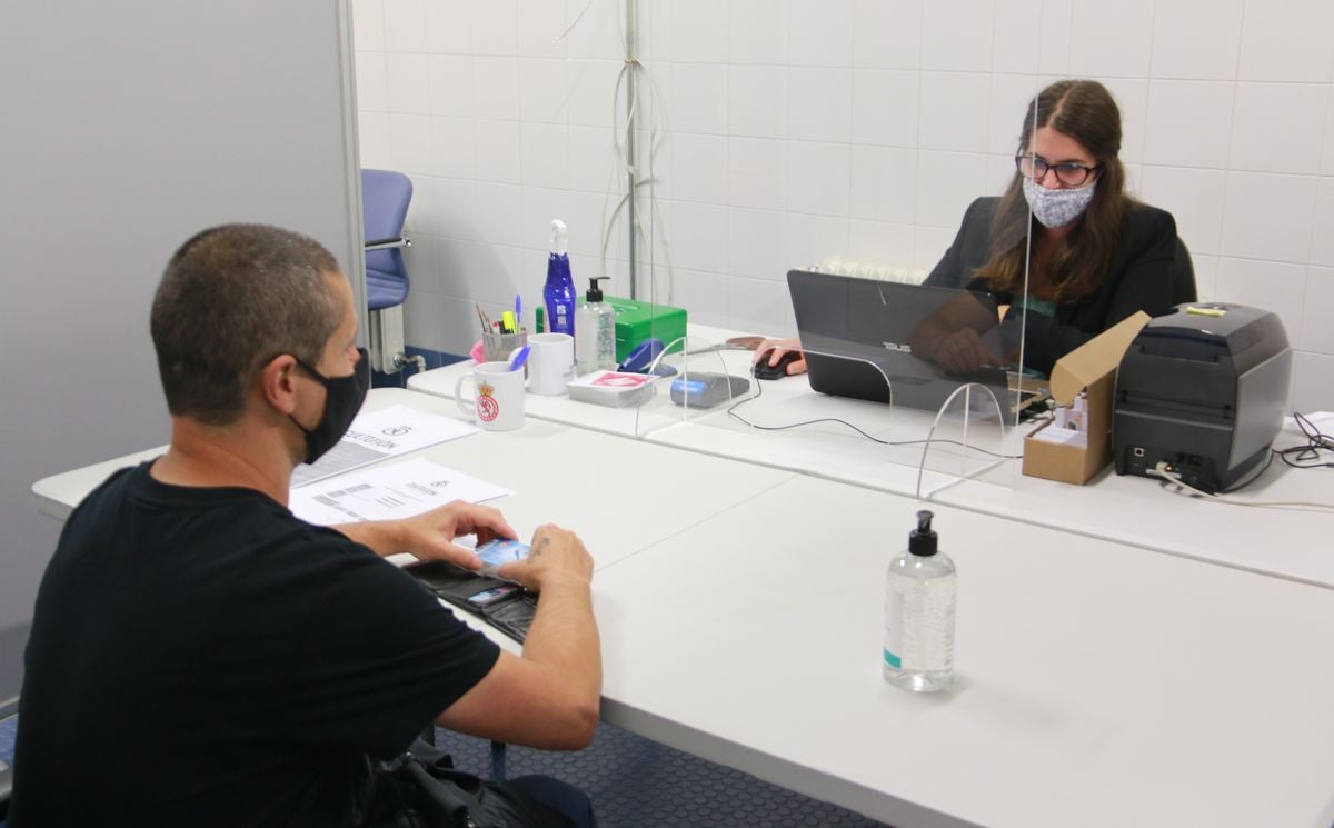 Fotos: Renovación presencial de abonos de la Cultural