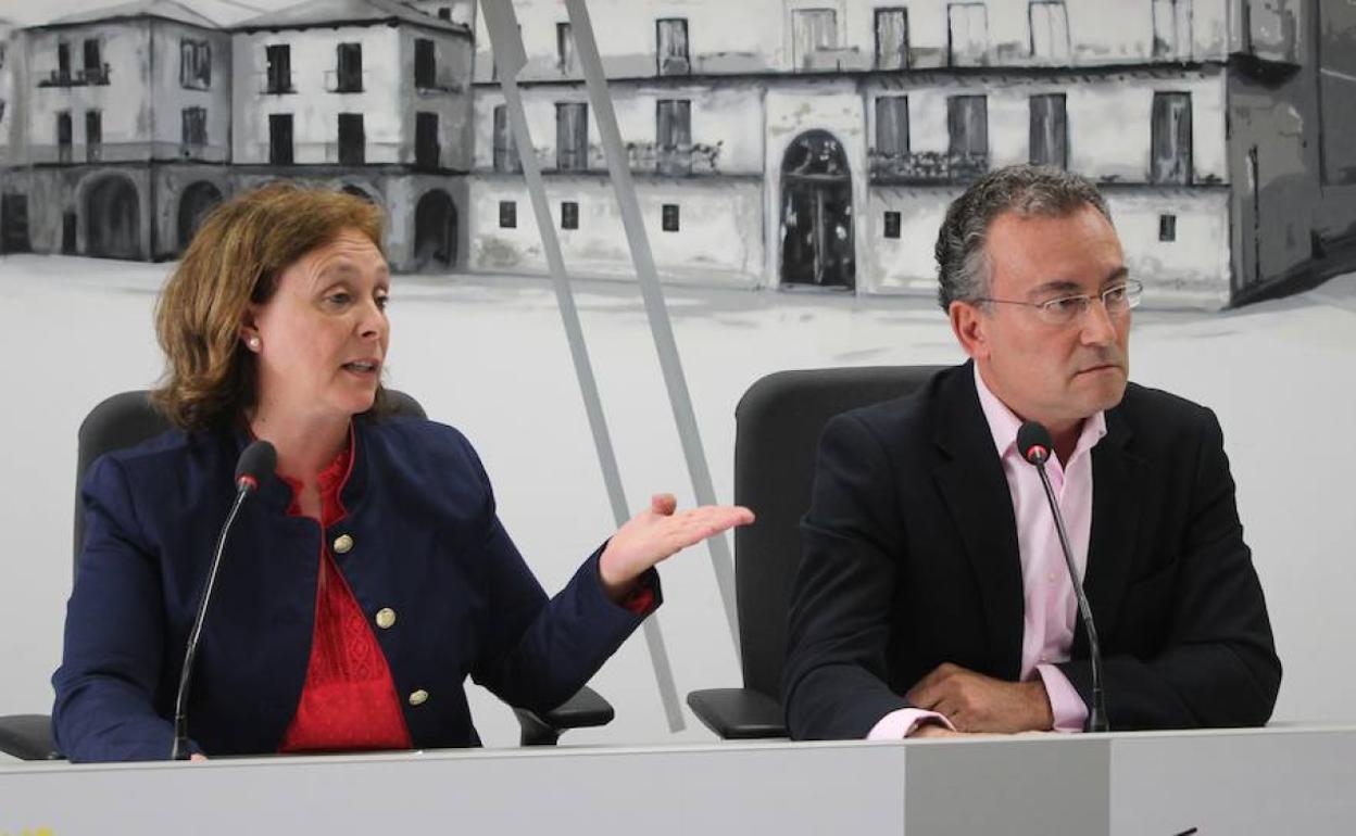 Aurora Baza (I), concejala del PP en León, junto a su compañero de grupo municipal, Fernando Salguero.