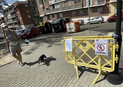 Imagen secundaria 1 - Parques infantiles cerrados, controles de acceso a calles y policías pidiendo documentación en un autobús, 