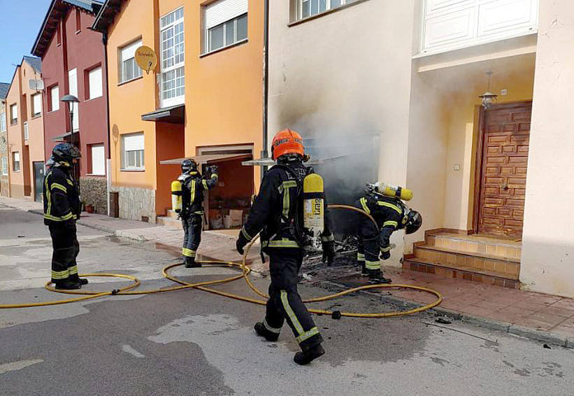 Fotos: Incendio en un garaje en Molinaseca