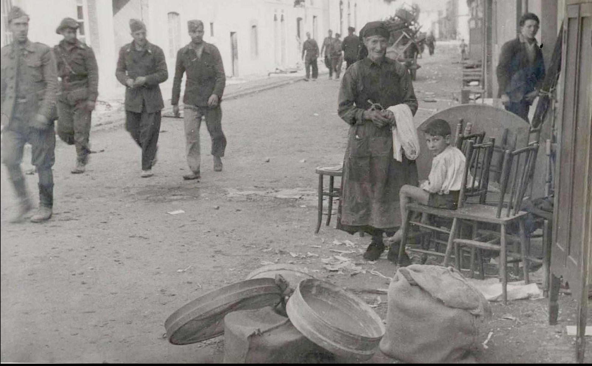 Imagen de una casa quemada durante la Guerra Civil en una localidad leonesa. 