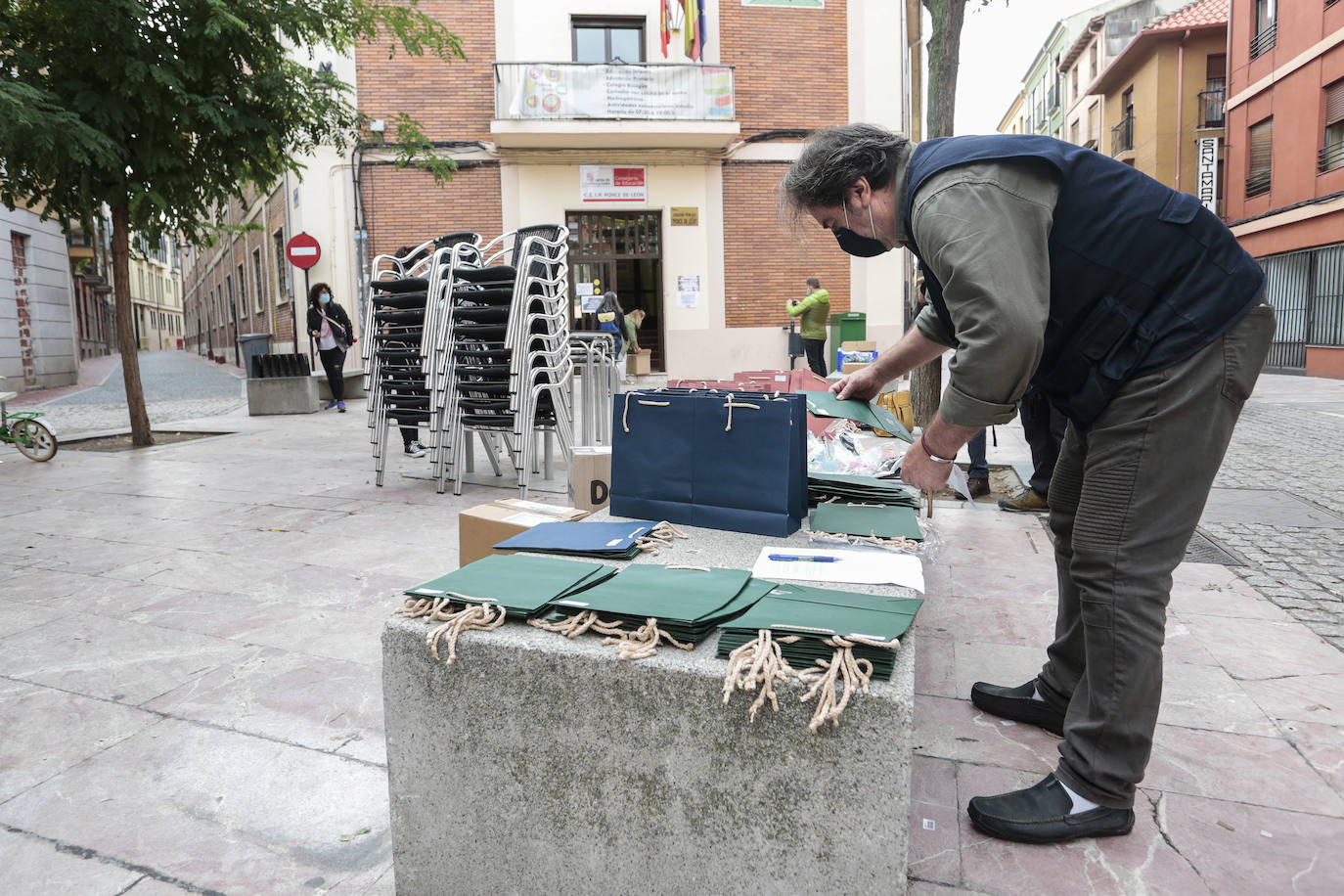 La Asociación de Padres y Madres del Ponce de León prepara en la calle, a las puertas del centro, una bolsa con artículos esenciales para el inicio del curso de los alumnos 