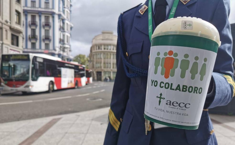 Una cadete de la Academia del Aire recoge donativos en Santo Domingo. 