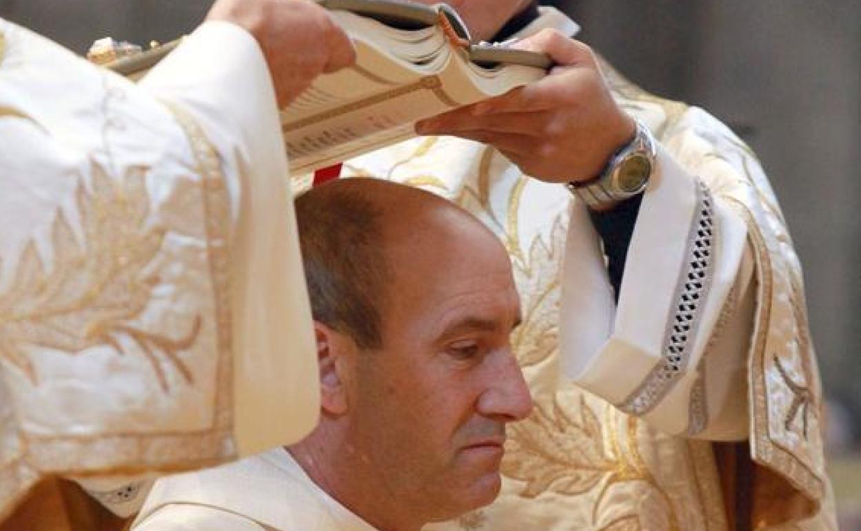 El obispo de Astorga, durante su nombramiento. 