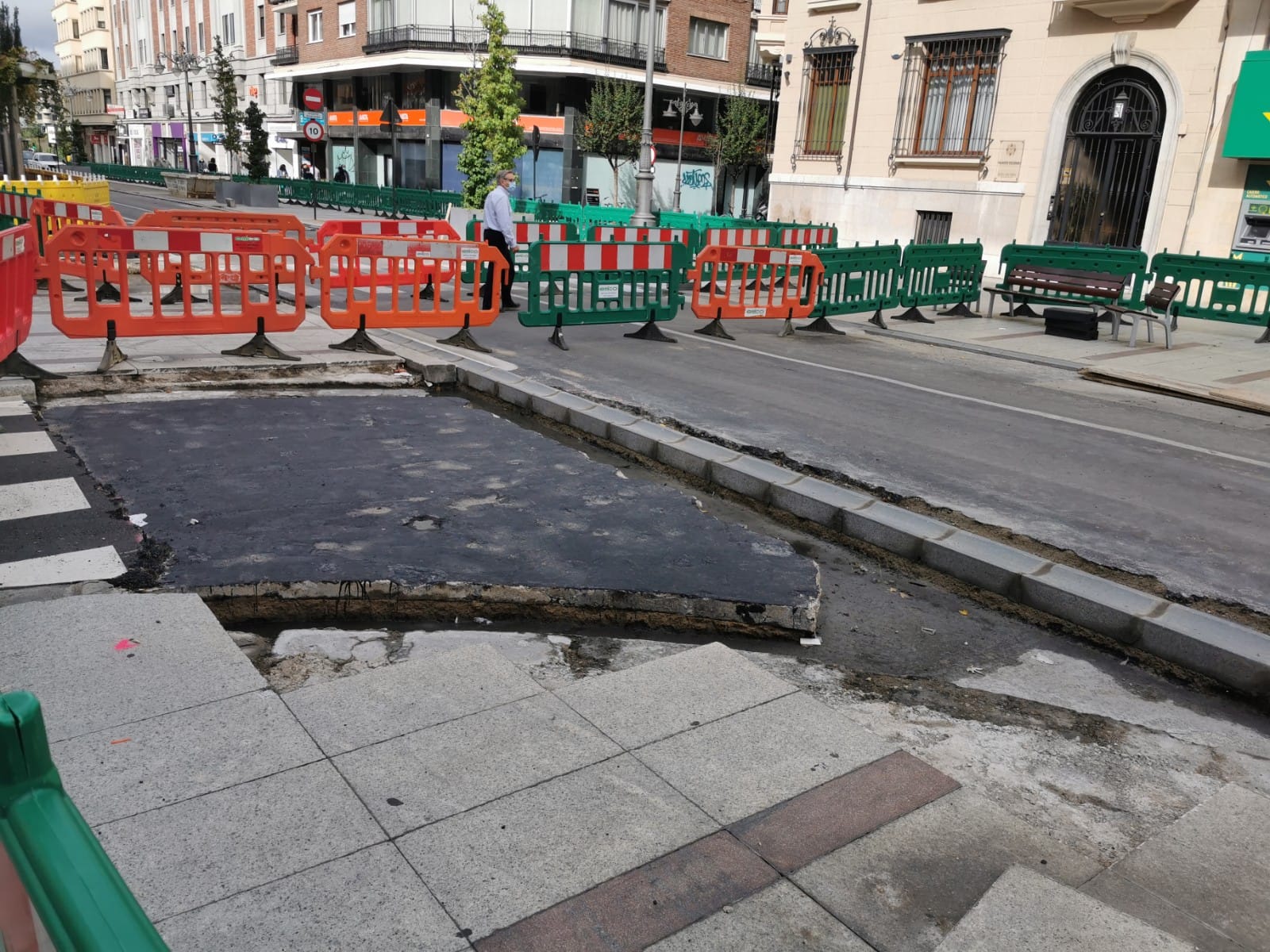 La intervención avanza sobre el céntrico vial de la capital leonesa