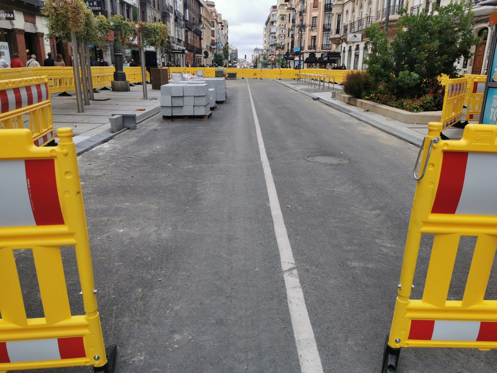 La intervención avanza sobre el céntrico vial de la capital leonesa