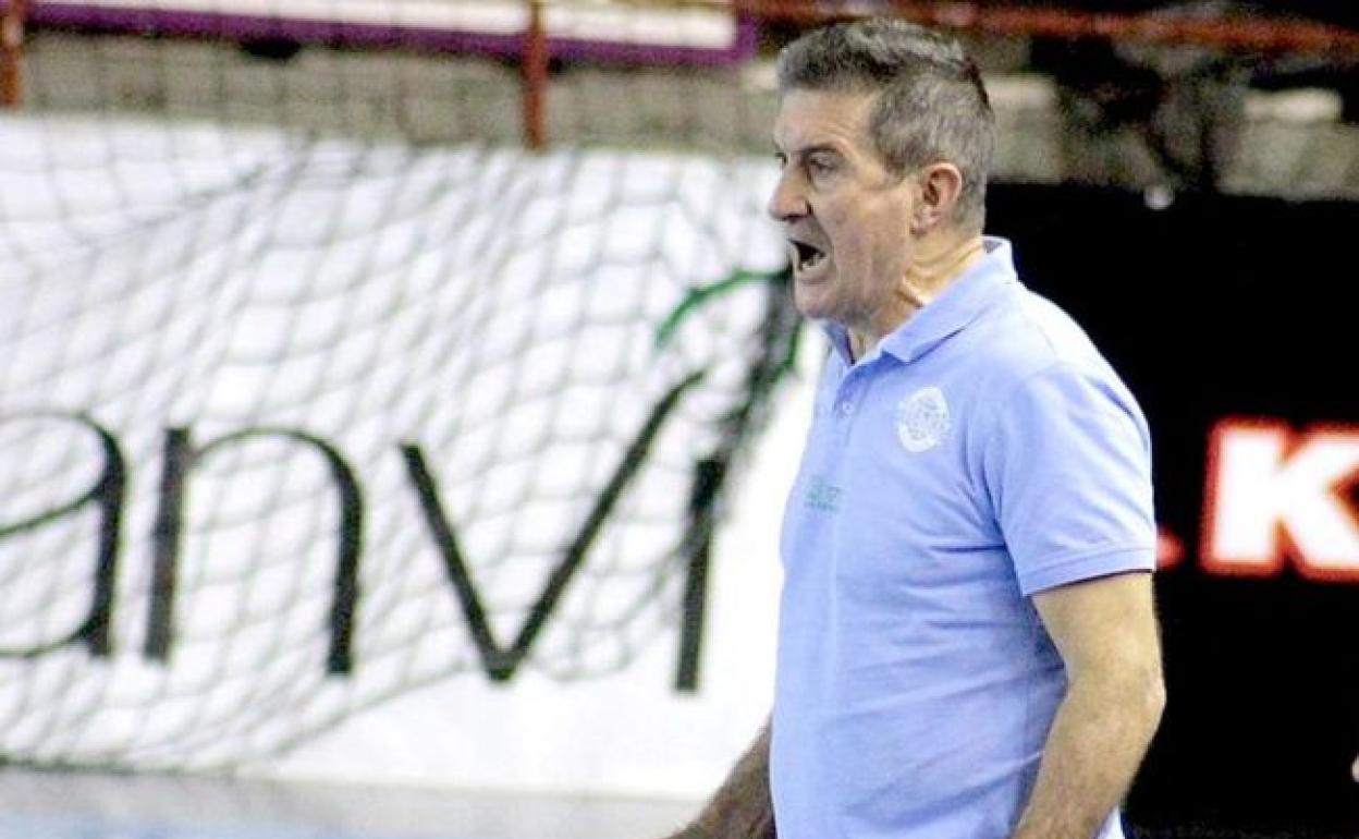 Manolo Cadenas, durante un partido del Abanca Ademar.