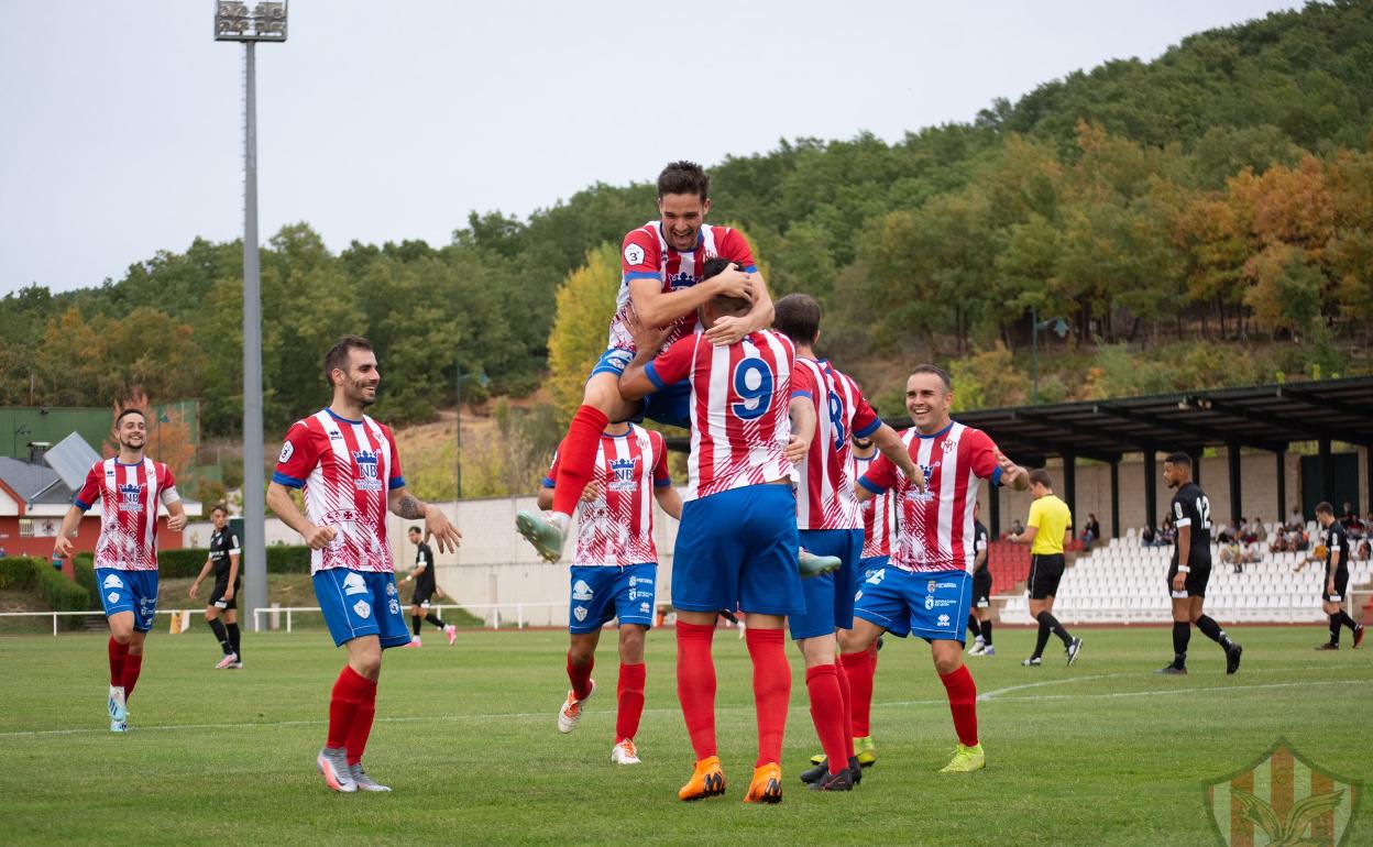 Los jugadores del Bembibre celebran un gol.