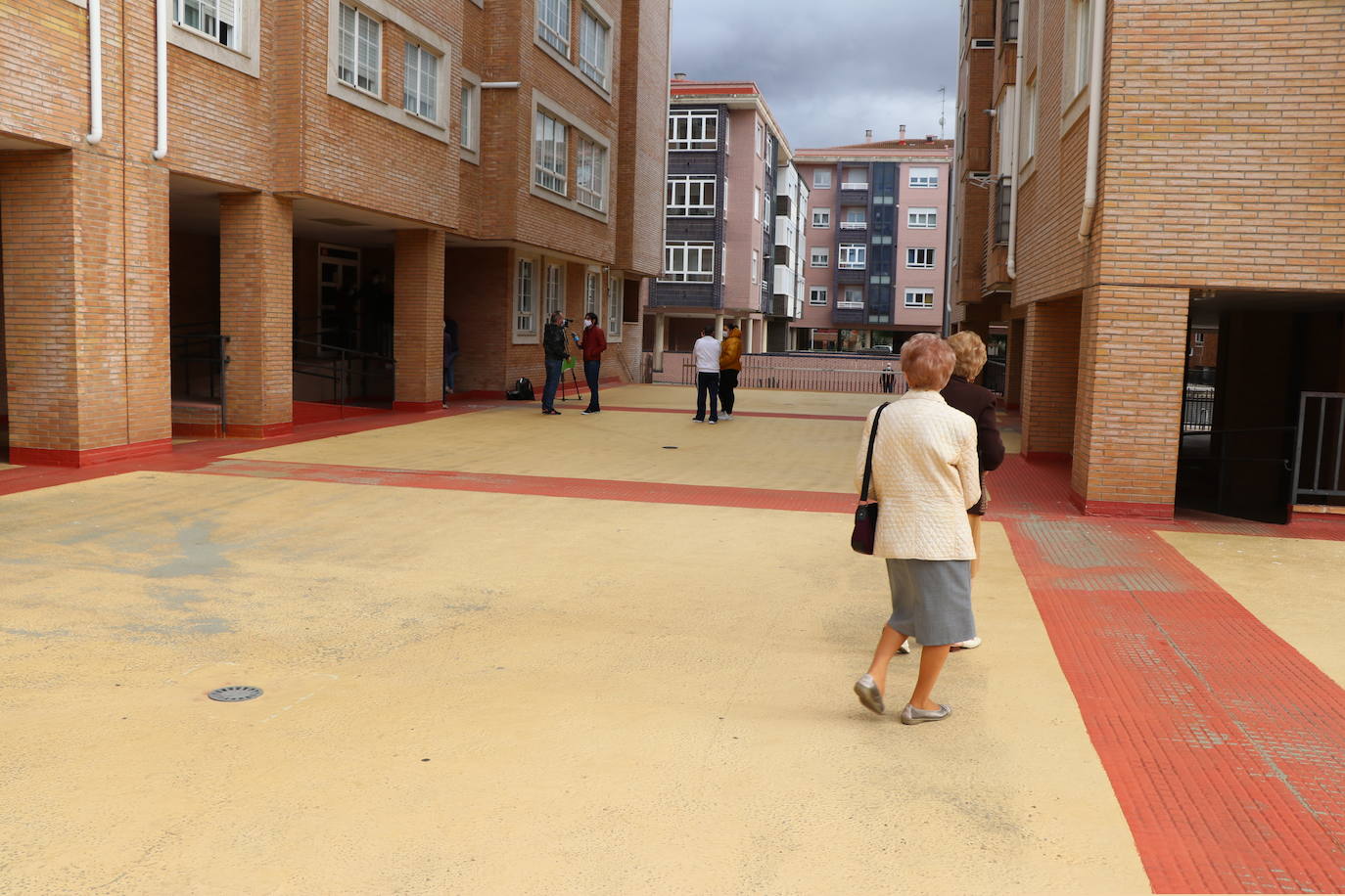 Vecinos de este barrio de la capital leonesa denuncian que la adquisición de sus viviendas de protección oficial que el banco Santander ha vendido a Global Pantelaria les deja en calle.