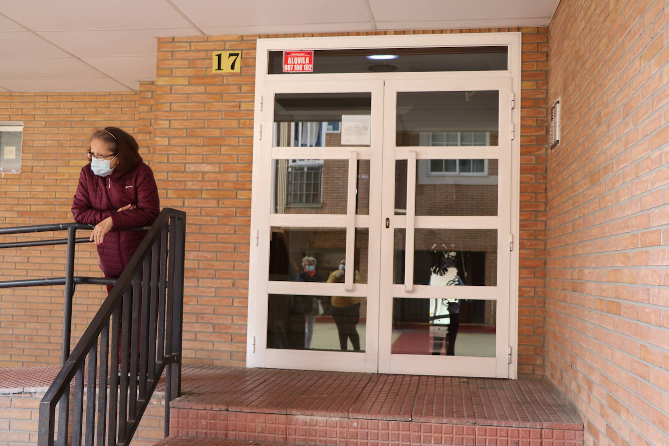 Vecinos de este barrio de la capital leonesa denuncian que la adquisición de sus viviendas de protección oficial que el banco Santander ha vendido a Global Pantelaria les deja en calle.