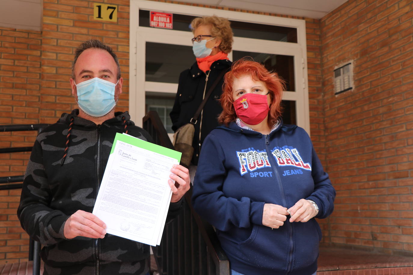 Vecinos de este barrio de la capital leonesa denuncian que la adquisición de sus viviendas de protección oficial que el banco Santander ha vendido a Global Pantelaria les deja en calle.