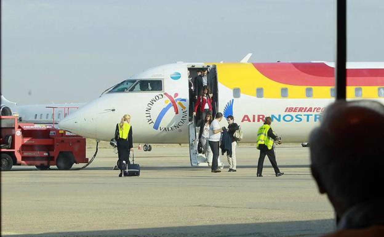 Un vuelo de Air Nostrum tras su aterrizaje. 