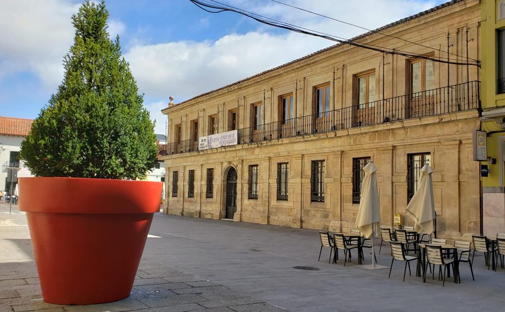 El 'macetón' ve la vida pasar junto al ayuntamiento de San Marcelo. 