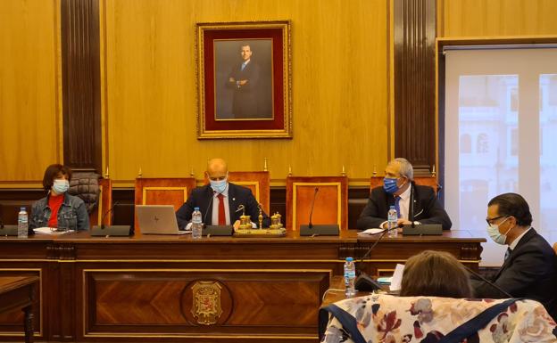 Galería. Pleno municipal en el Ayuntamiento de León.