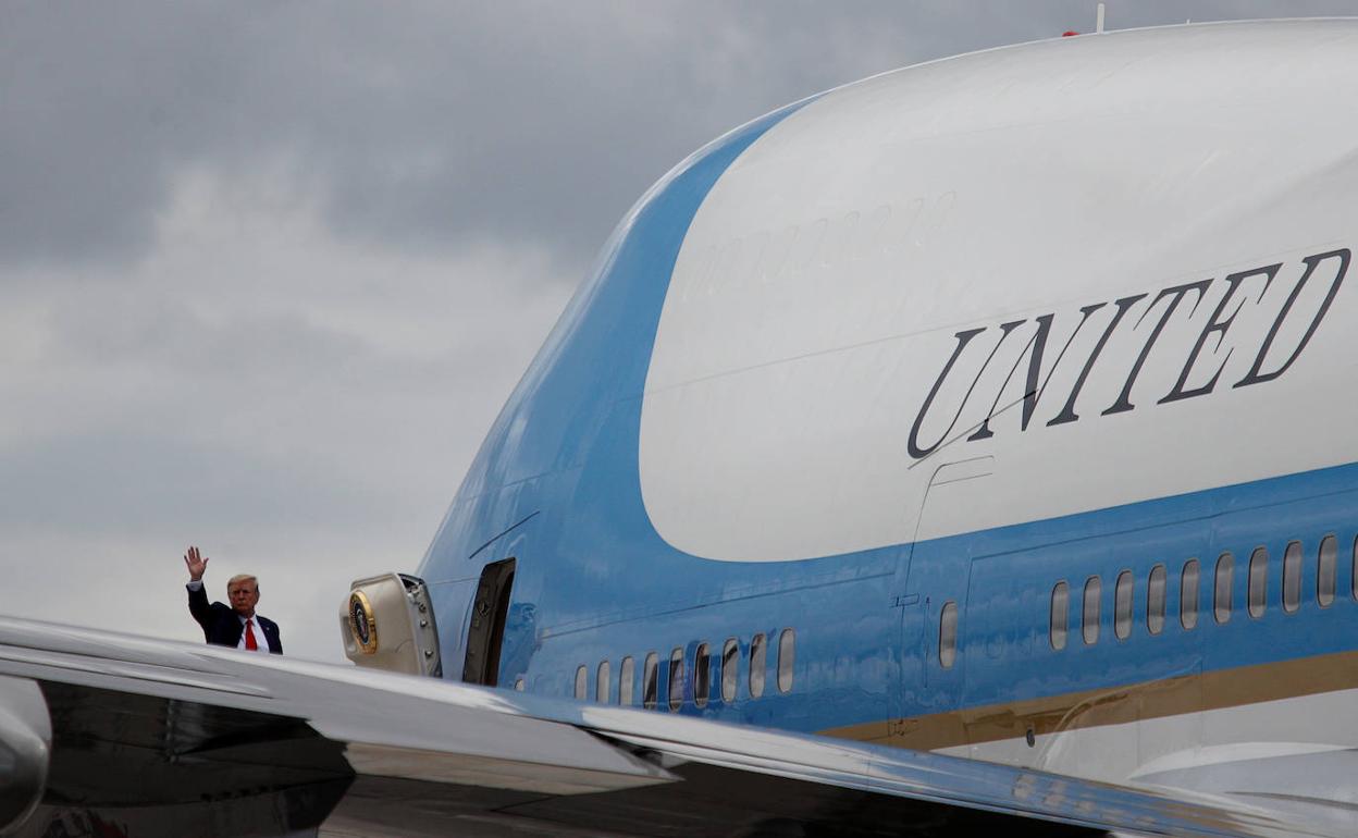 Donald Trump subiendo al Air Force One. 