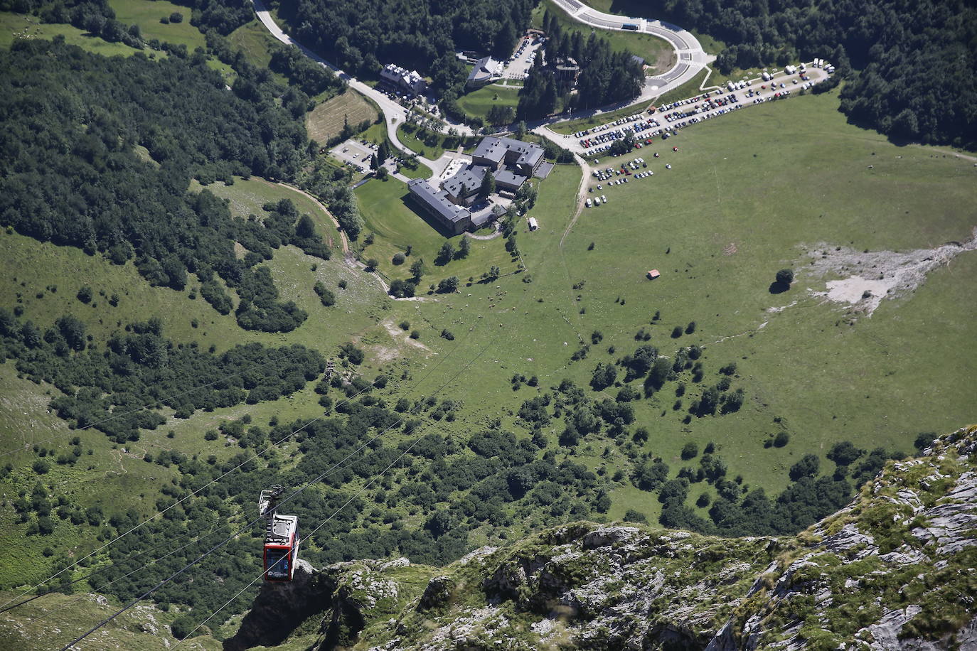 Vistas del Parador de Fuente Dé desde la estación superior del teleférico