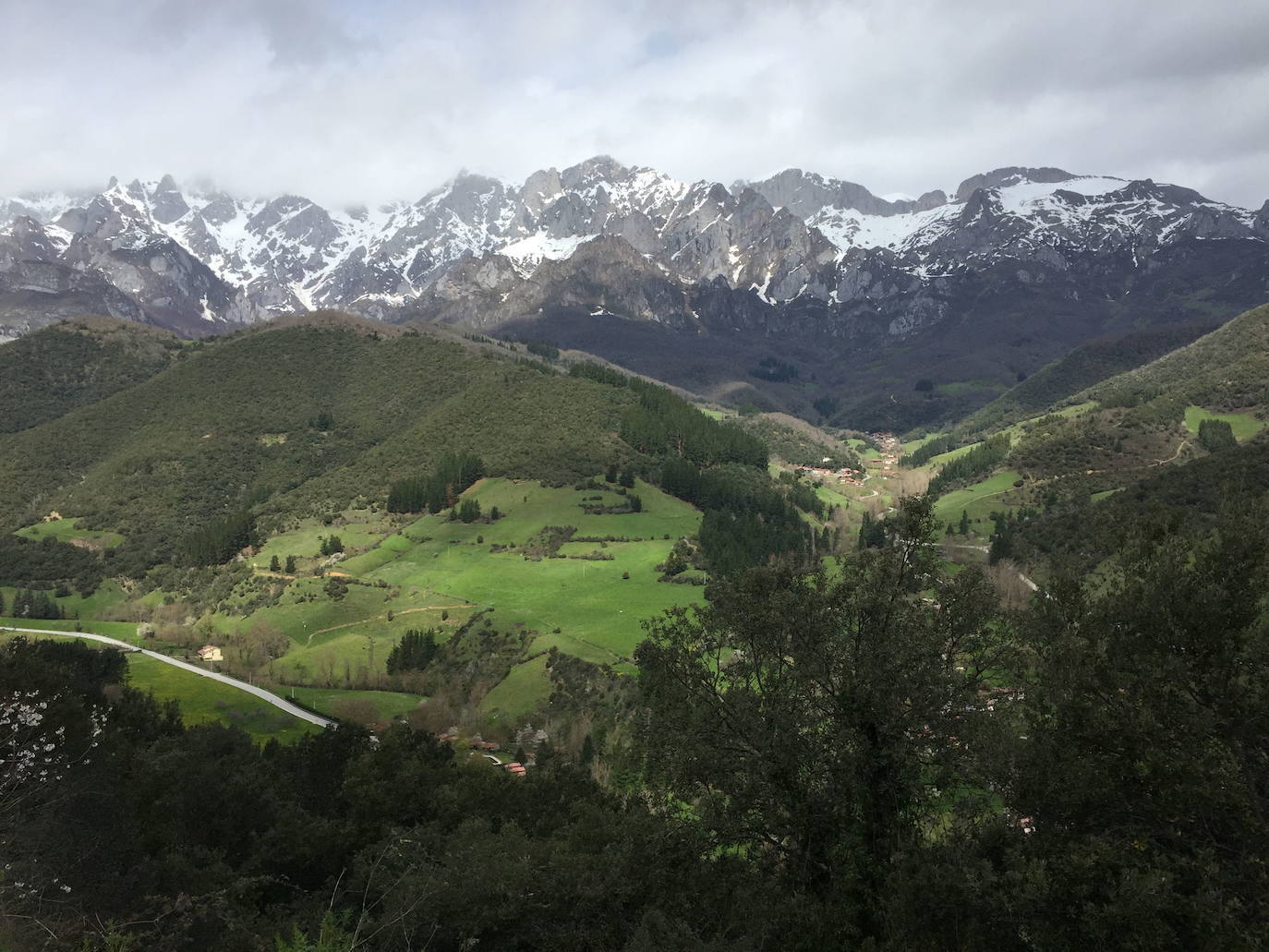 Vistas de los Picos de Europa desde la localidad lebaniega de Camaleño