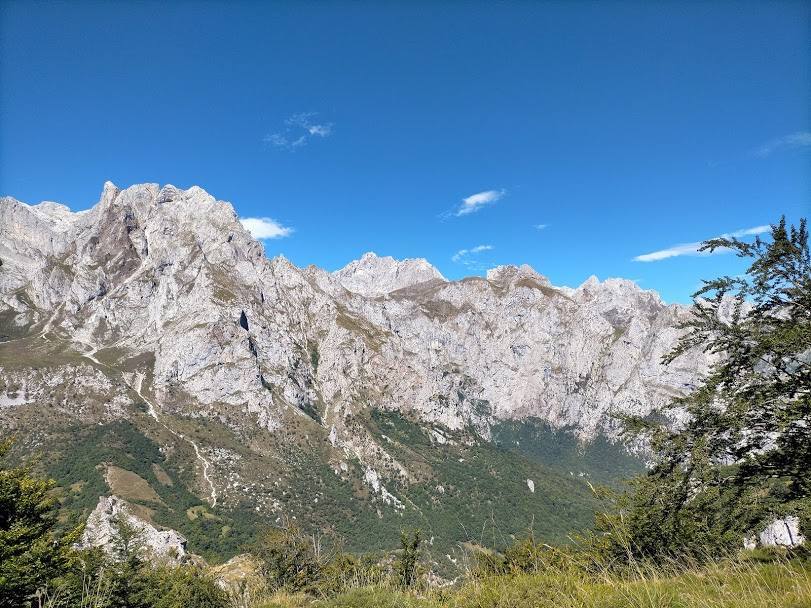 Vista a la Torre de Aristas en el macizo occidental de Picos de Europa