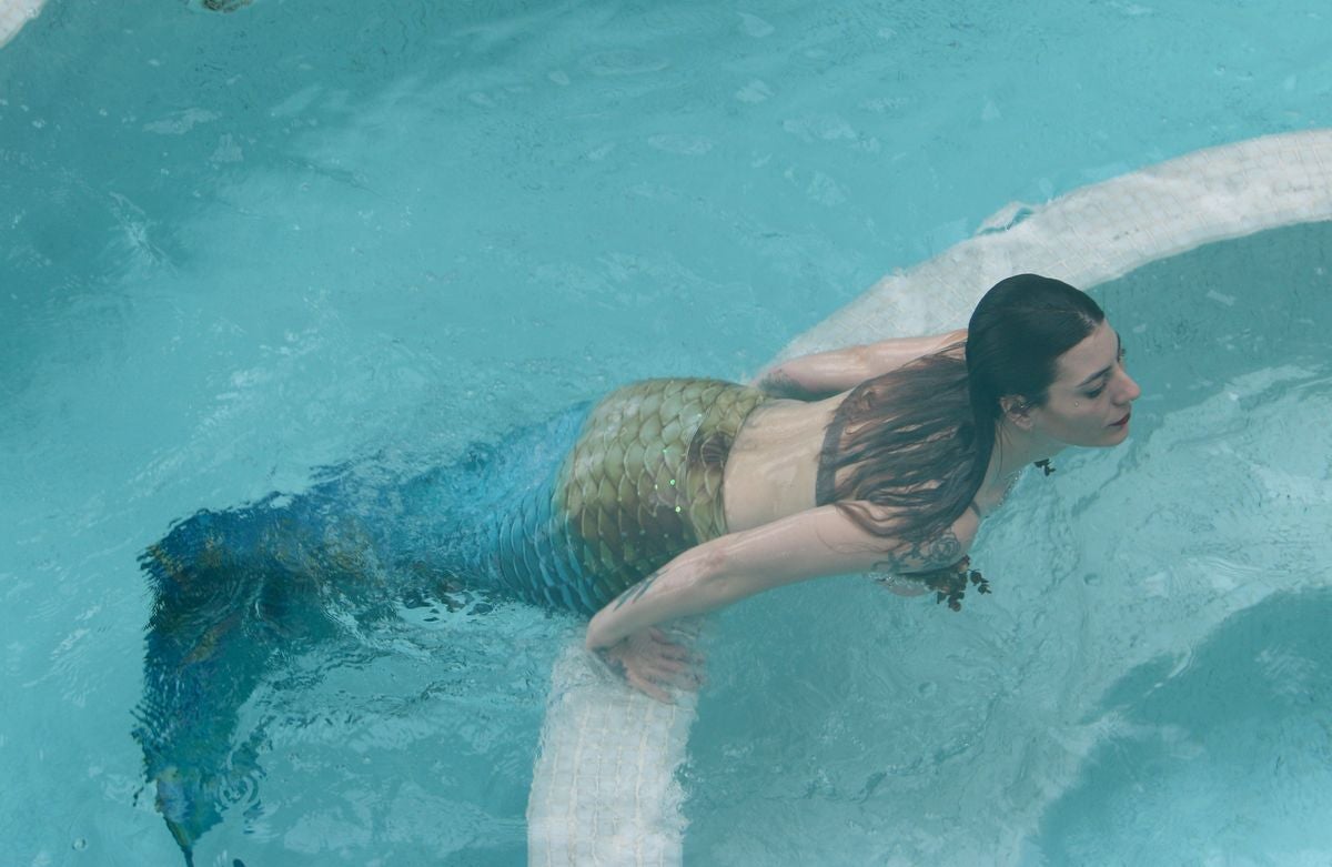 Dicen que las sirenas sólo viven bajo el mar, pero Vero, Ever, Emma y Leucas también lo hacen fuera de él. Y es que ser sirena, no es sólo tener una cola. Sino un sentimiento especial. 