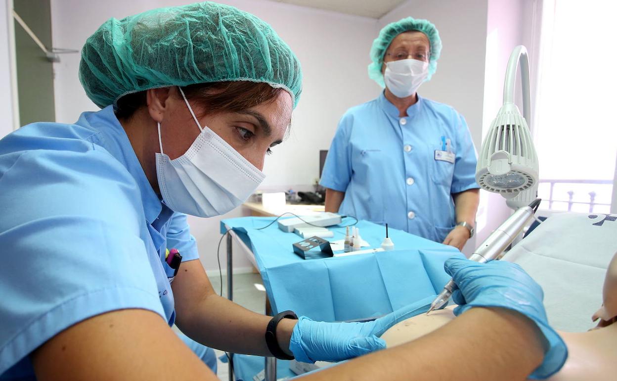 Una enfermera del Hospital de Basurto efectúa una micropigmentación mamaria. 