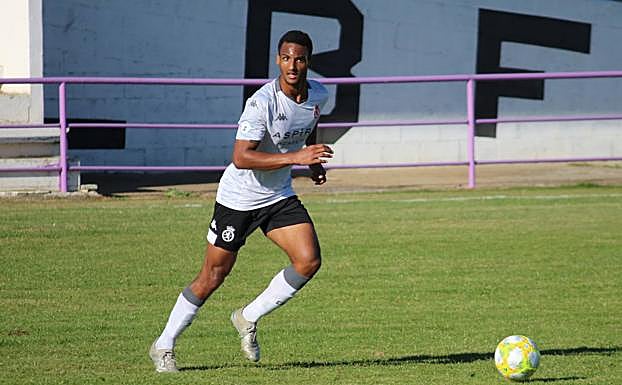 Un jugador del Júpiter busca iniciar jugada.