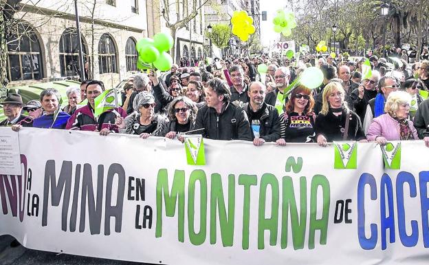 Manifestación contra la mina de Valdeflores en las calles de Cáceres en abril de 2018. 