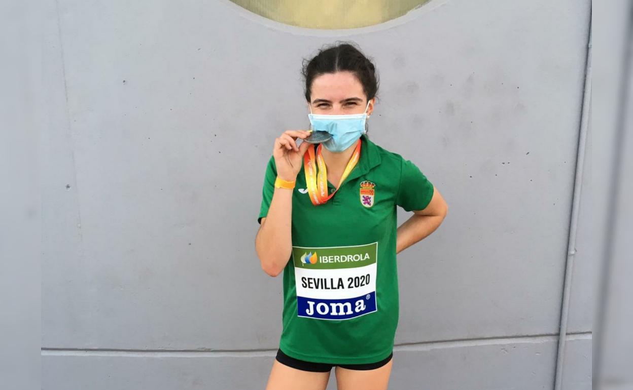 María Cisneros posa con su medalla de plata.