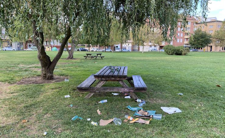 La resaca de los parques tras la juerga universitaria