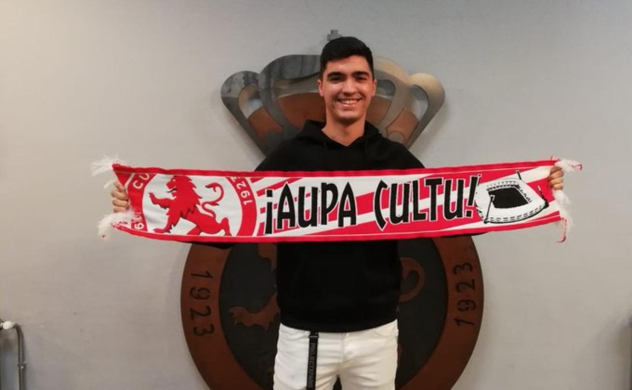 José Carlos posa con la bufanda de la Cultural.