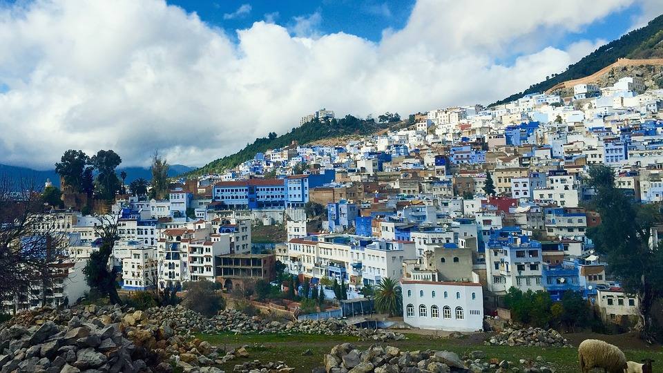 El pueblo de Chefchaouen, en Marruecos, es el municipio más azul del mundo. Aquí las calles están pintadas con variaciones de este color, que también predomina en la fachada, ventanas, puertas y hasta en el interior de sus casas. El resultado es un llamativo conjunto en medio de las montañas del Rif que atrae a turistas de todas partes del mundo. 