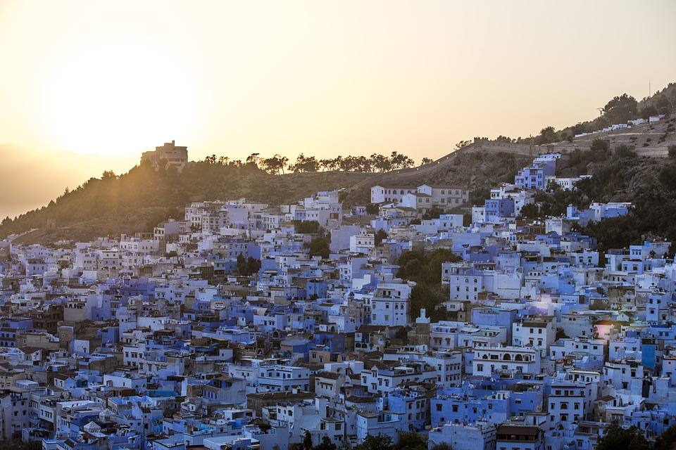 El pueblo de Chefchaouen, en Marruecos, es el municipio más azul del mundo. Aquí las calles están pintadas con variaciones de este color, que también predomina en la fachada, ventanas, puertas y hasta en el interior de sus casas. El resultado es un llamativo conjunto en medio de las montañas del Rif que atrae a turistas de todas partes del mundo. 