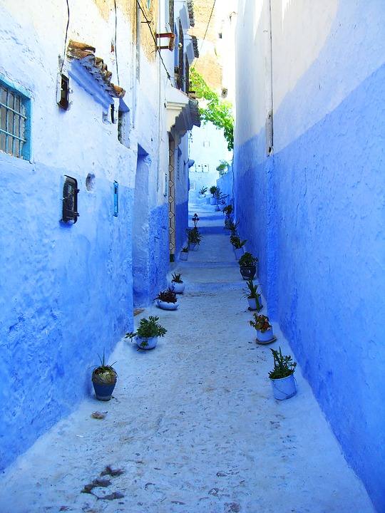 El pueblo de Chefchaouen, en Marruecos, es el municipio más azul del mundo. Aquí las calles están pintadas con variaciones de este color, que también predomina en la fachada, ventanas, puertas y hasta en el interior de sus casas. El resultado es un llamativo conjunto en medio de las montañas del Rif que atrae a turistas de todas partes del mundo. 