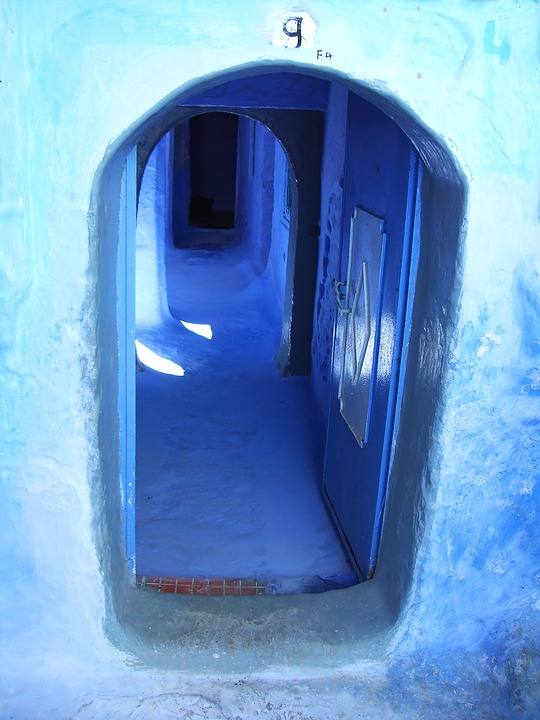 El pueblo de Chefchaouen, en Marruecos, es el municipio más azul del mundo. Aquí las calles están pintadas con variaciones de este color, que también predomina en la fachada, ventanas, puertas y hasta en el interior de sus casas. El resultado es un llamativo conjunto en medio de las montañas del Rif que atrae a turistas de todas partes del mundo. 