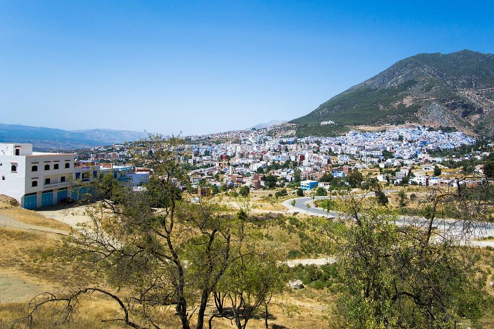 El pueblo de Chefchaouen, en Marruecos, es el municipio más azul del mundo. Aquí las calles están pintadas con variaciones de este color, que también predomina en la fachada, ventanas, puertas y hasta en el interior de sus casas. El resultado es un llamativo conjunto en medio de las montañas del Rif que atrae a turistas de todas partes del mundo. 