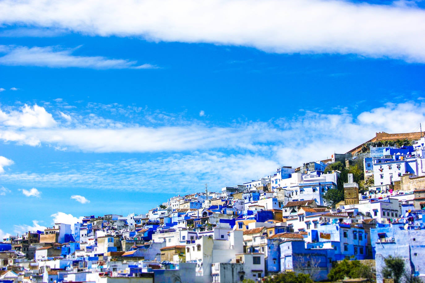 El pueblo de Chefchaouen, en Marruecos, es el municipio más azul del mundo. Aquí las calles están pintadas con variaciones de este color, que también predomina en la fachada, ventanas, puertas y hasta en el interior de sus casas. El resultado es un llamativo conjunto en medio de las montañas del Rif que atrae a turistas de todas partes del mundo. 