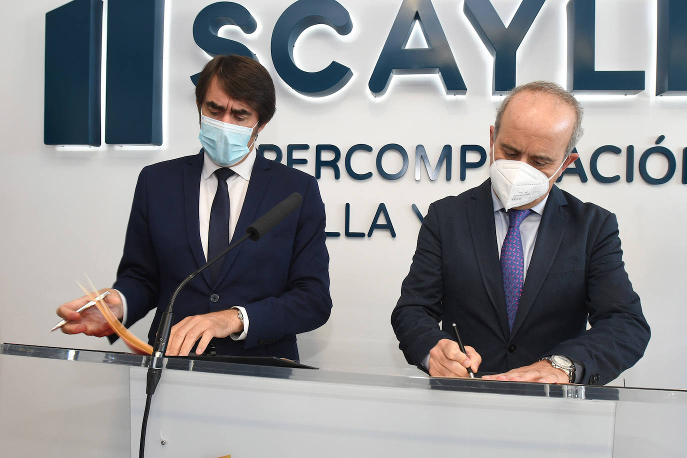 Fotos: Firma del convenio entre el Centro de Supercomputación Scayle y la Uned