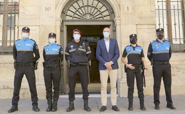 Galería. El alcalde junto a los agentes con los nuevos uniformes.