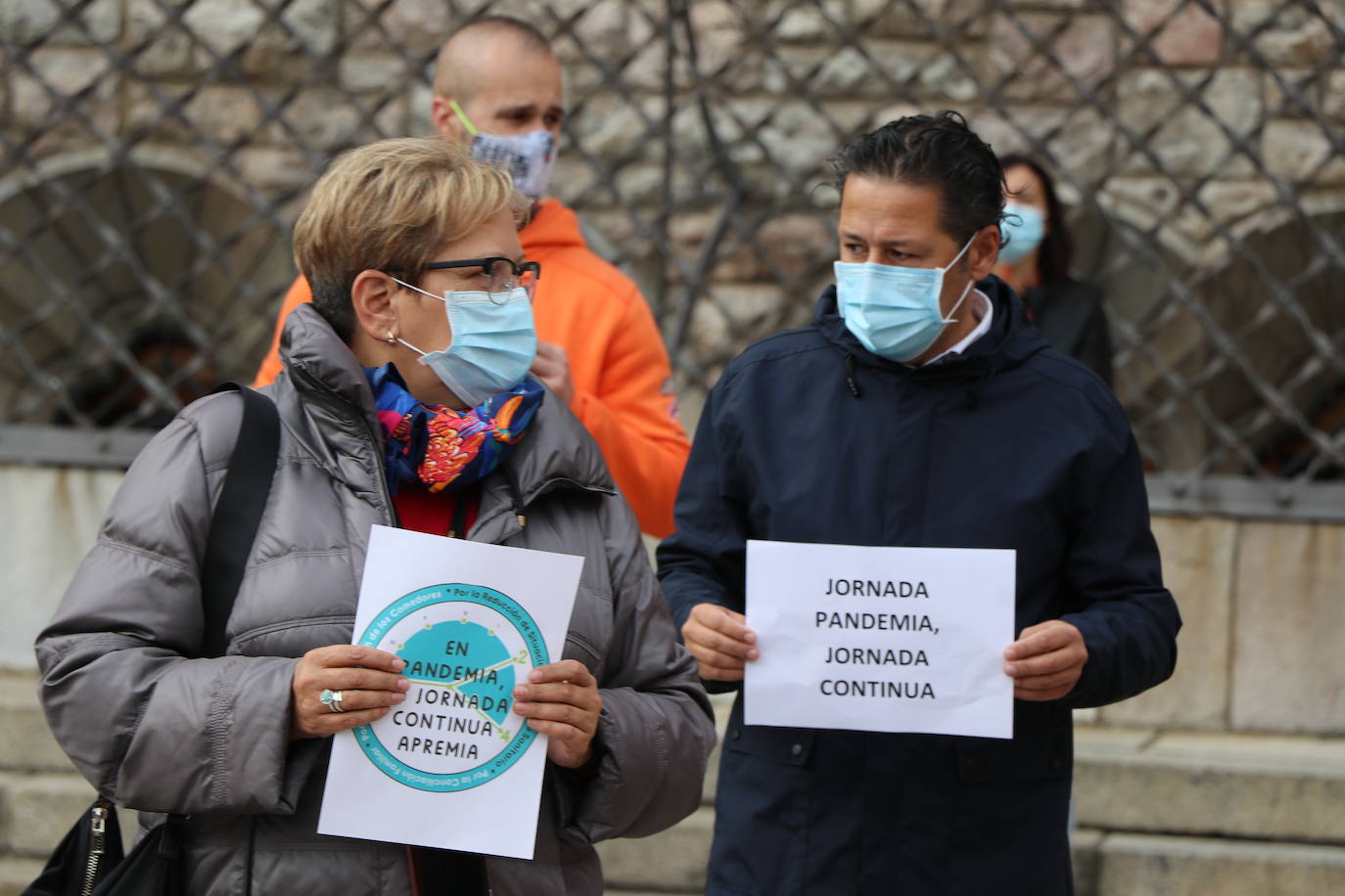 Los manifestantes exigen la jornada continua en los centros concertados. 