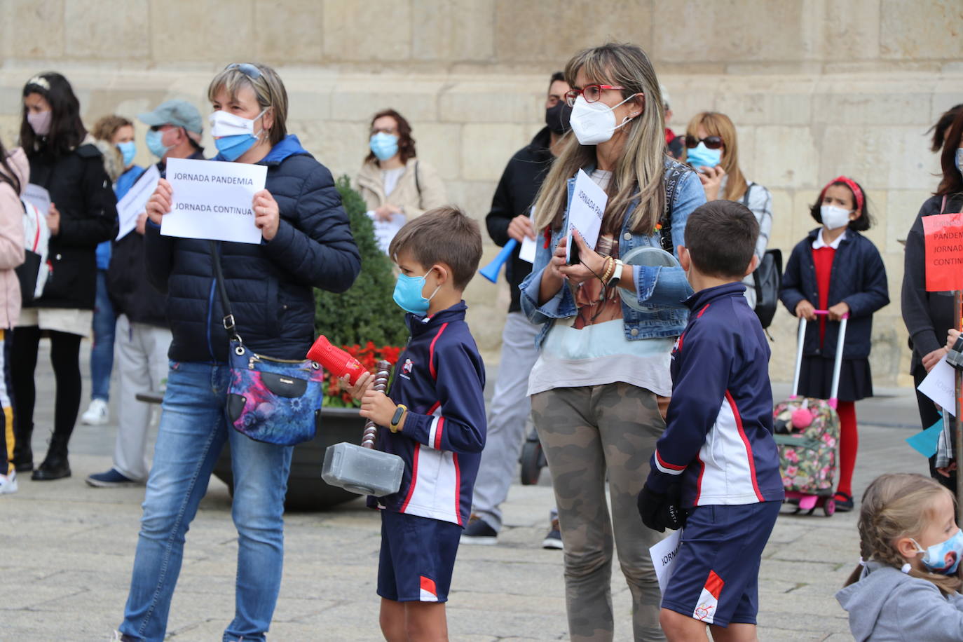 Los manifestantes exigen la jornada continua en los centros concertados. 