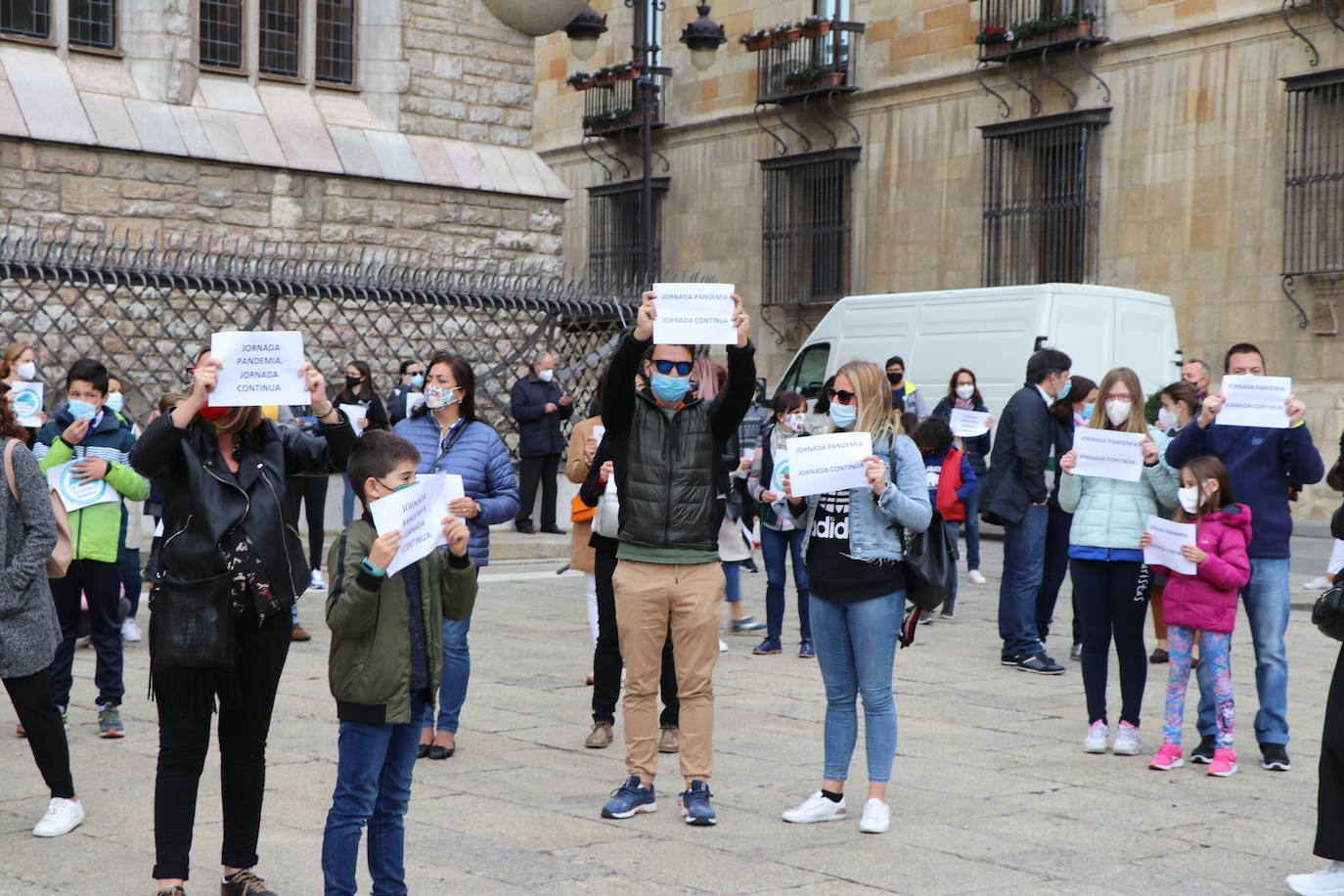 Los manifestantes exigen la jornada continua en los centros concertados. 