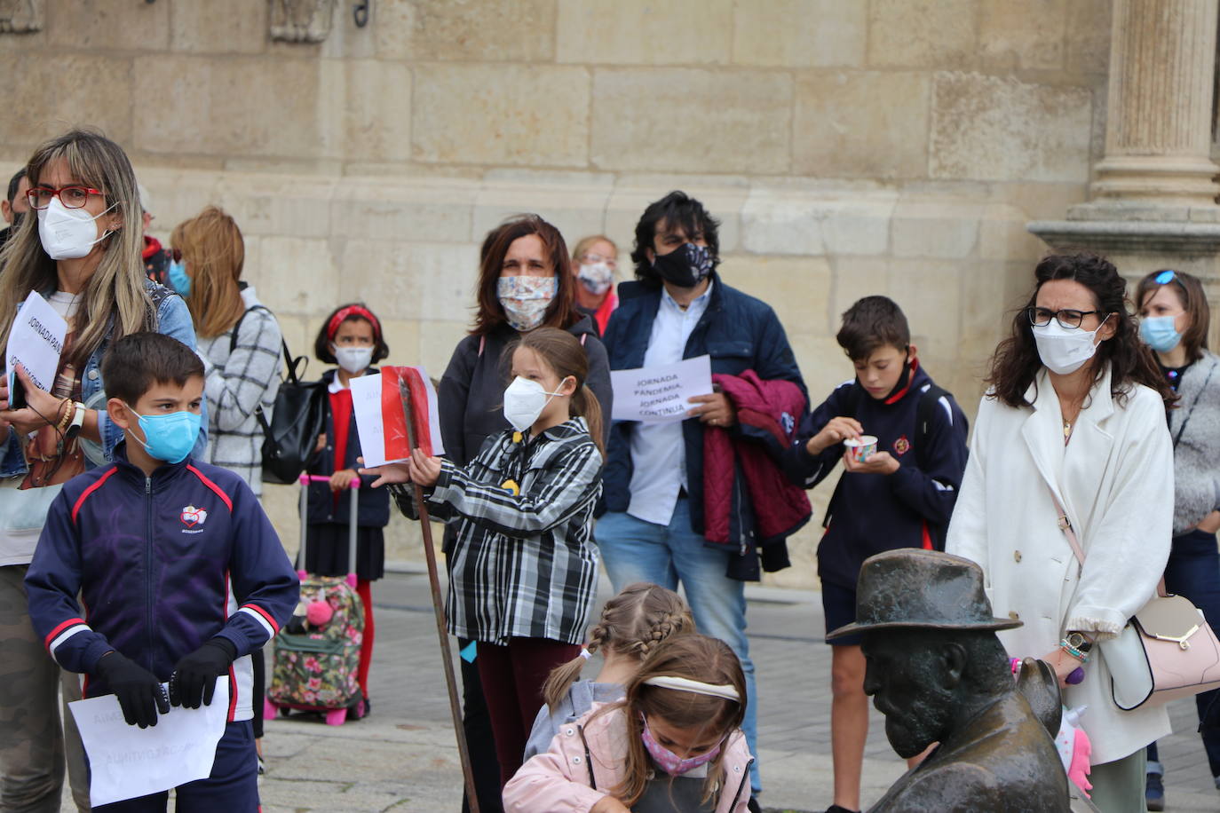 Los manifestantes exigen la jornada continua en los centros concertados. 