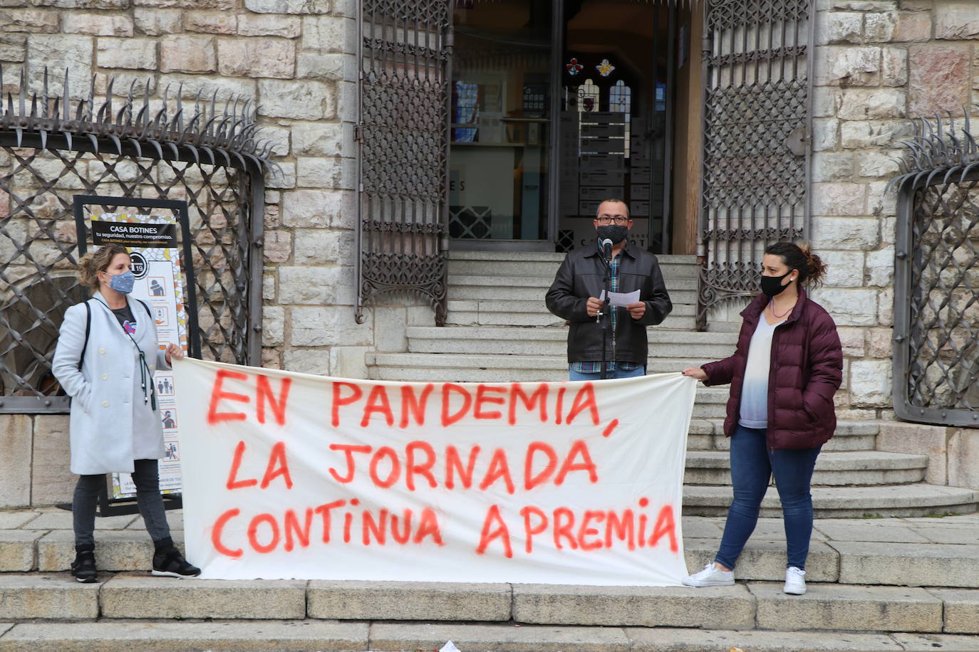 Los manifestantes exigen la jornada continua en los centros concertados. 