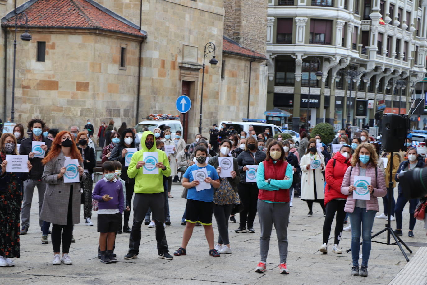 Los manifestantes exigen la jornada continua en los centros concertados. 