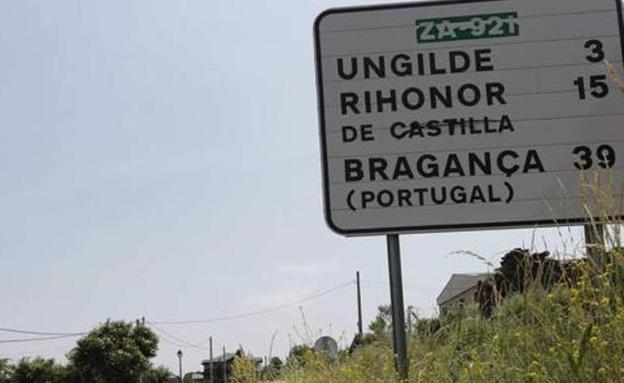 Un cartel de carretera en la zona. 