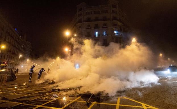 Los bomberos sofocan uno de los incendios.