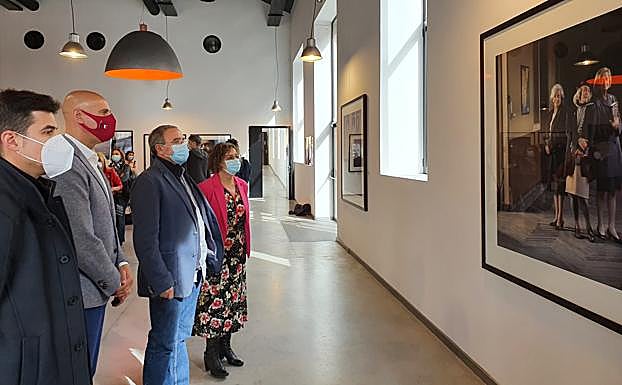 Galería. El alcalde de León, José Antonio Diez, con Chema Conesa y la concejala de Cultura, Evelia Fernández, en la exposición 'Retratos de papel'.
