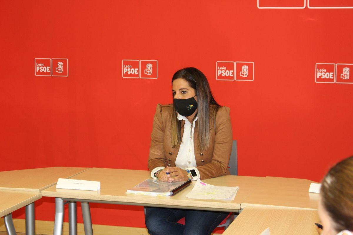 Fotos: Reunión del PSOE de León con las plataformas de afectados por la gestión de residencias