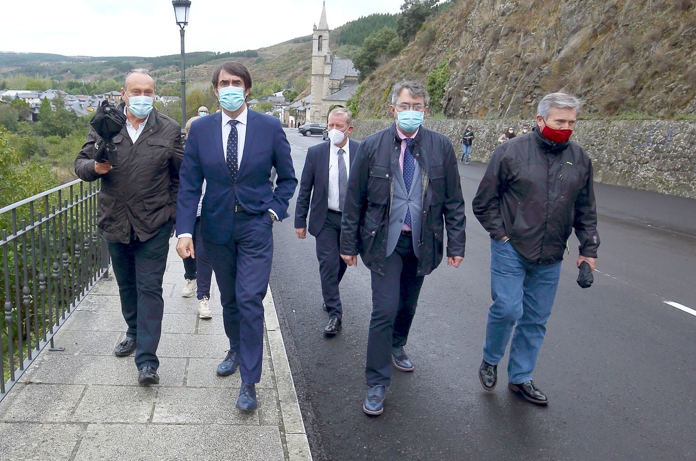 El consejero de Fomento y Medio Ambiente, Juan Carlos Suárez-Quiñones, visita las obras de la carretera LE-142. Junto a él, el alcalde de Molinaseca, Alfonso Arias, el subdelegado de la Junta en León, Juan Martínez Majo, y el presidente del PP en el Bierzo, Raúl Valcarce.