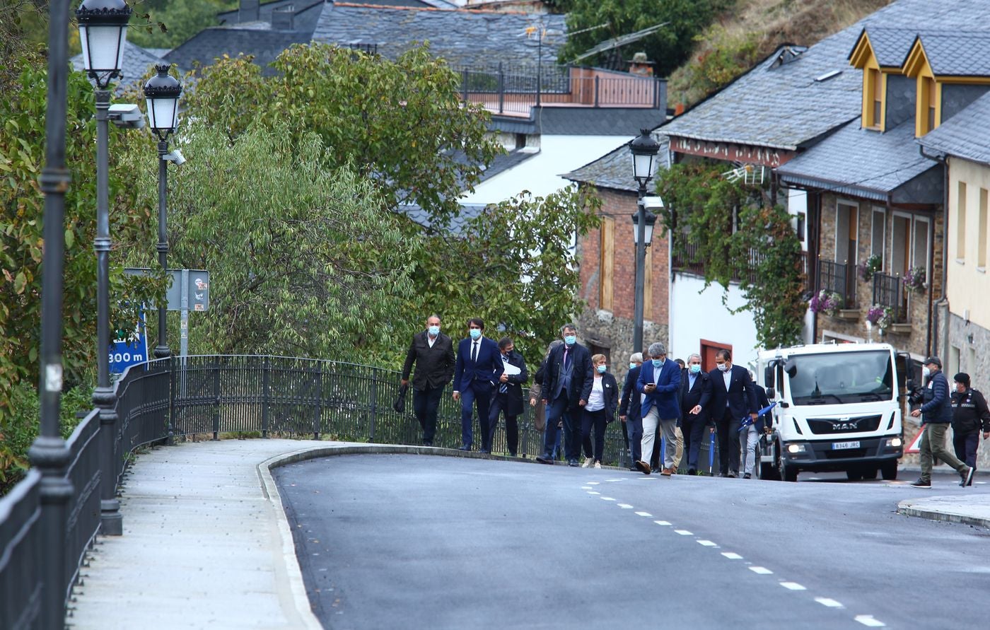 El consejero de Fomento y Medio Ambiente, Juan Carlos Suárez-Quiñones, visita las obras de la carretera LE-142. Junto a él, el alcalde de Molinaseca, Alfonso Arias, el subdelegado de la Junta en León, Juan Martínez Majo, y el presidente del PP en el Bierzo, Raúl Valcarce.